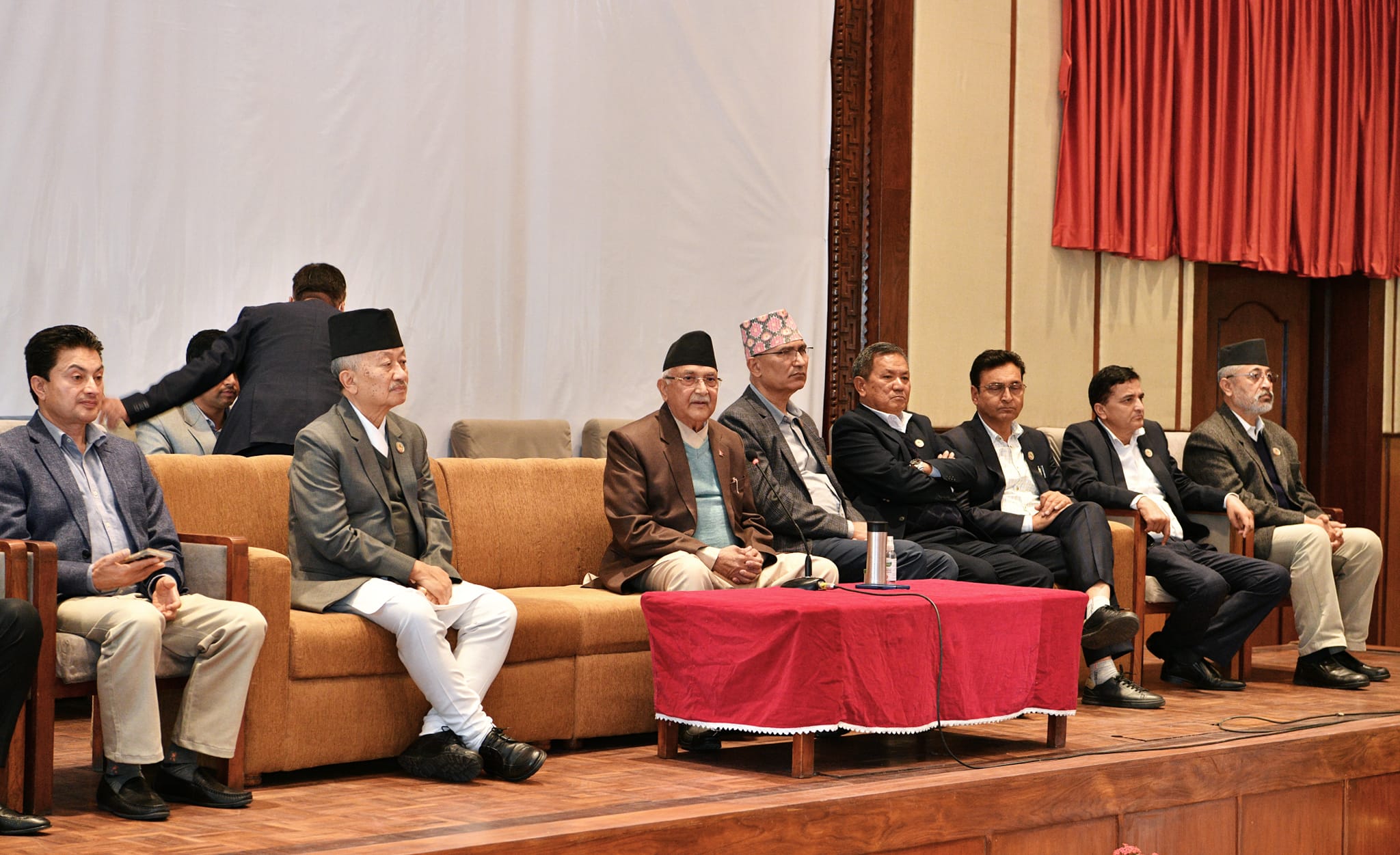 एमालेले टुंग्यायो संसदीय समिति सदस्यको नाम, ओली अन्तर्राष्ट्रिय समितिमा, अरू कहाँ ?